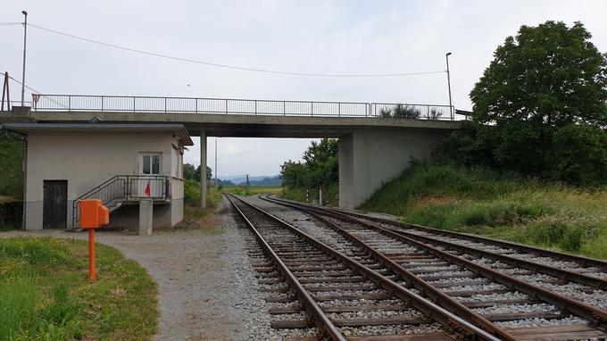 V hiški pod nadvozom so ves čas, tudi ponoči, prisotni kretničarji Slovenskih železnic, ki skrbijo za premike številnih kretnic na tem delu. | Foto: Metka Prezelj