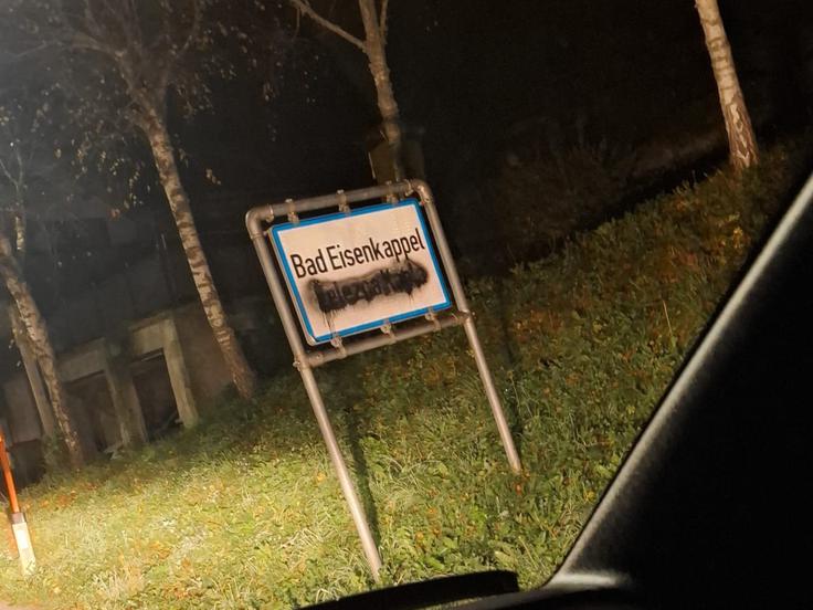 Neznani storilci so premazali slovenske napise na krajevnih tablah. | Foto: Narodni svet koroških Slovencev