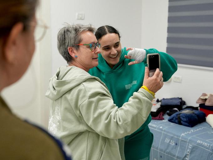 Izpuščena britansko-izraelska ujetnica Emily Damari ob fotografiranju s svojo mamo Mandy. | Foto: Reuters