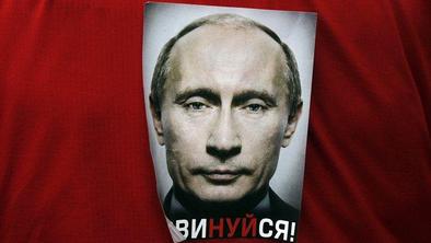 Putin po letu dni trdno v sedlu