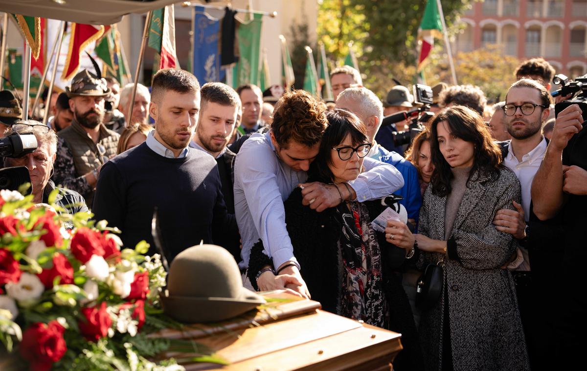 Matilde Lorenzi pogreb | Družina pokojne smučarke Matilde Lorenzi je zagnala kampanjo za večjo varnost v smučanju. Letake na to temo so delili tudi na pogrebu obetavne Italijanke.  | Foto Reuters