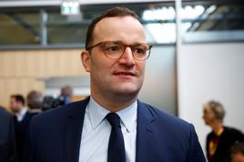 Nemški politik z možem dobil sina, ki ga je rodila nadomestna mati: vsule so se kritike, zdaj je odstopil