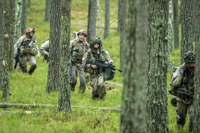 Latvijski vojaki v Litvi | Latvija se tako kot drugi dve baltski državi – Litva in Estonija – pripravlja na obrambo pred morebitnim ruskim napadom. Na fotografiji: latvijski vojaki na vojaški vaji članic Nata v Litvi leta 2015. | Foto Guliverimage
