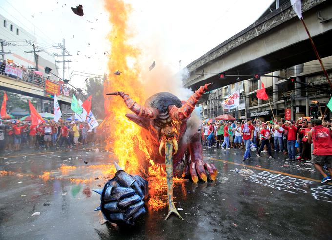 Protestniki so na Filipinih zažgali podobo, ki naj bi bila predsednik Rodrigo Duterte.  | Foto: Reuters