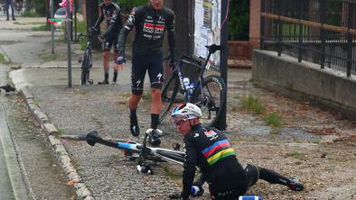 Drama: Groves najmočnejši v etapi, kjer sta se tudi Roglič in Evenepoel znašla na tleh