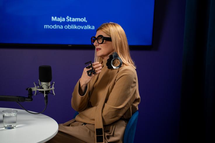 Maja Štamol Droljc meni, da je njena prva hčerka Žani, ki se danes razvija v nadarjeno oblikovalko nakita, celo prva temnopolta deklica, ki so jo posvojili v Slovenijo.  | Foto: Liam Toni Šironjič