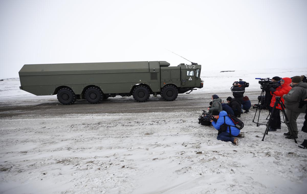 Ruska vojska v Arktiki | Rusija krepi svojo vojaško prisotnost na Arktiki (na fotografiji vozilo ruske vojske), obenem pa se umika iz sporazuma o skupnem reševanju v Barentsovem morju. | Foto Guliverimage