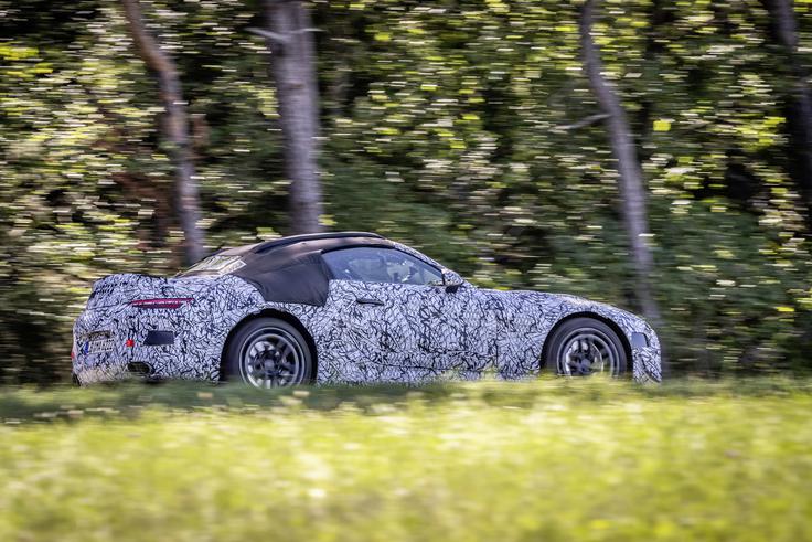 Tako je Mercedes s fotografijami prototipa že napovedal prihod novega modela SL, ki pa je napovedan le kot kabriolet. Bi mu lahko nadeli trdo streho in ga okronali za naslednika AMG GT? | Foto: Mercedes-Benz