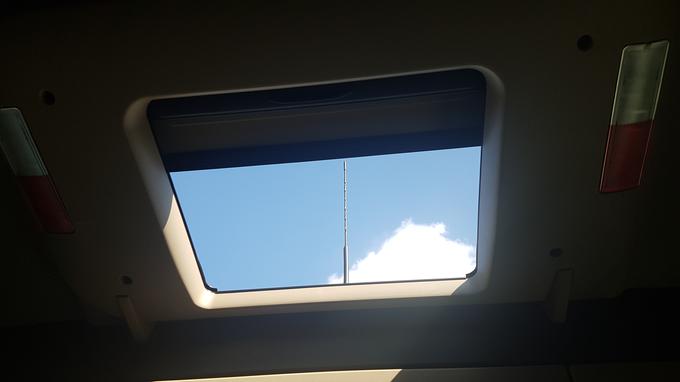 Okno na vrhu kabine lahko voznik odpre tudi s stikalom ob postelji. | Foto: Gregor Pavšič