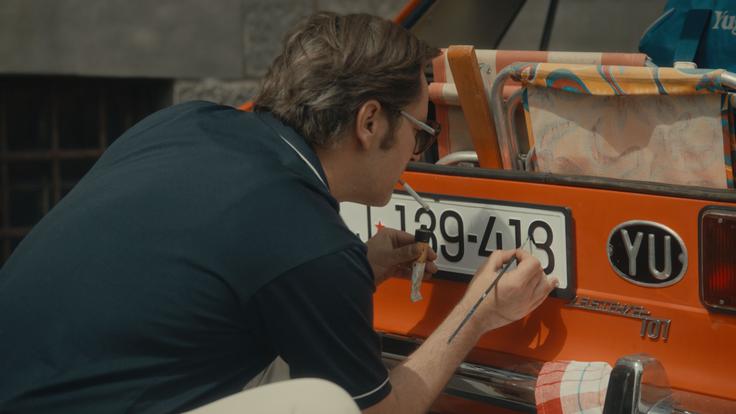 Ko je gospodarska kriza zajela Jugoslavijo, ni imela dovolj deviz, da bi lahko nabavljala nafto in bencin, zato je država uvedla sistem par/nepar. En dan so lahko vozili tisti z liho registrsko številko, naslednji dan tisti s sodo. Bile pa so tudi kreativnejše rešitve … | Foto: Fivia