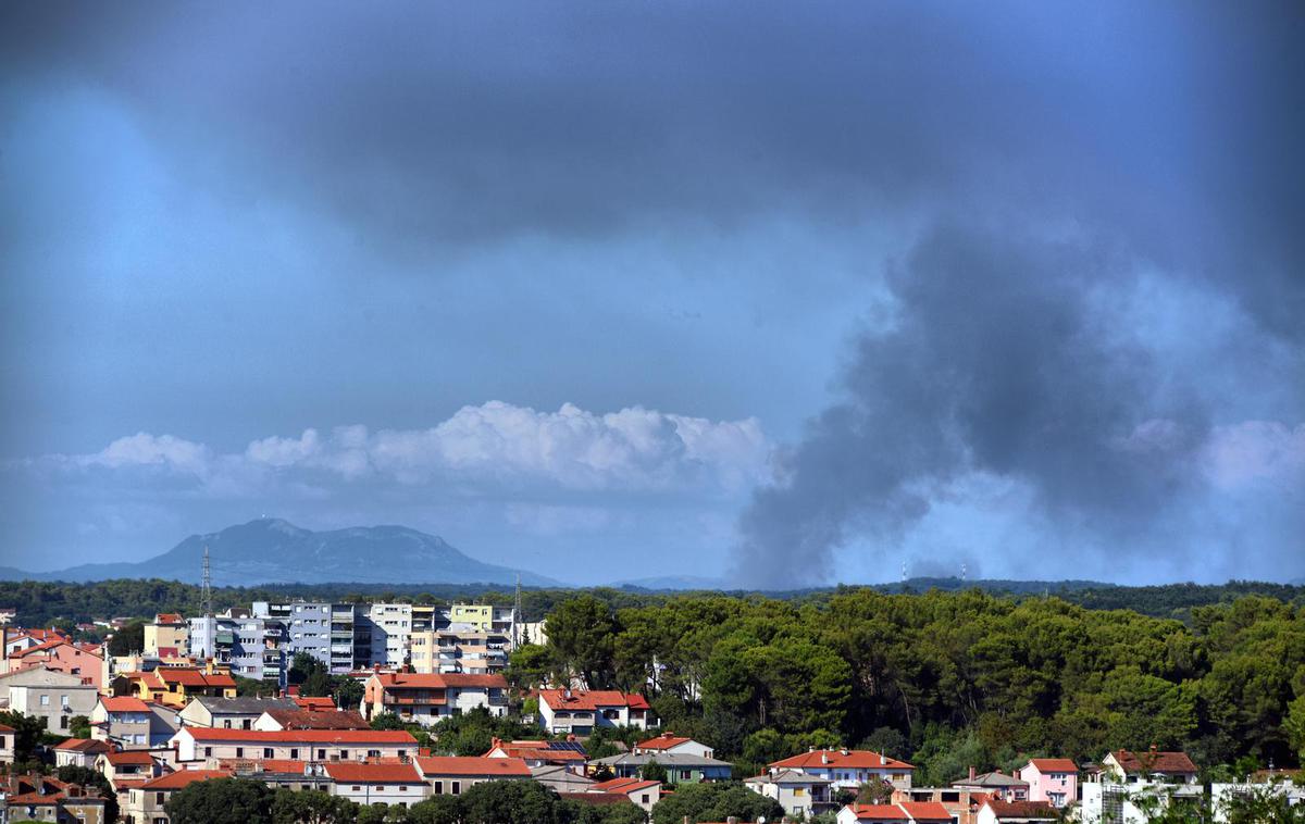 Požar pri Pulju | Doslej je zgorelo približno 50 hektarjev borovega gozda. | Foto Pixsell