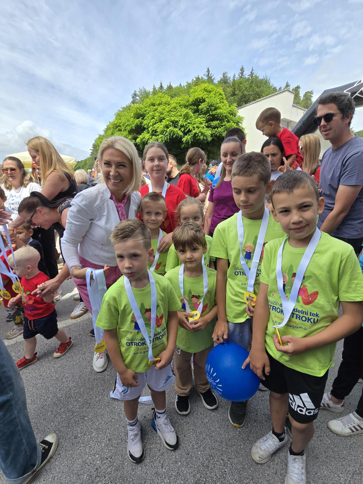 Tanja Skaza je vsakega malega tekača nagradila z medaljo, ker so bili prav vsi zmagovalci letošnjega teka. | Foto: Plastika Skaza