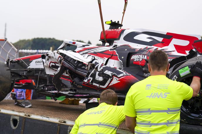 Suzuka Oliver Bearman Haas | Haasov dirkalnik je bil po trčenju Oliverja Bearmana s silo 50G pošteno razbit. | Foto Guliverimage