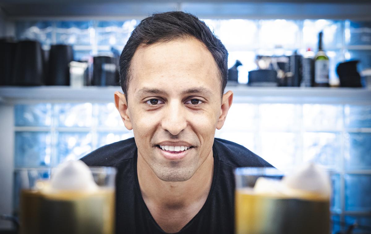 Janez Trelc | Janez Trelc, sommelier in barman v ljubljanskem bistroju Georgie, je pred kratkim slavil dvojno zmago na tekmovanju iz mešanja koktajlov. | Foto Ana Kovač