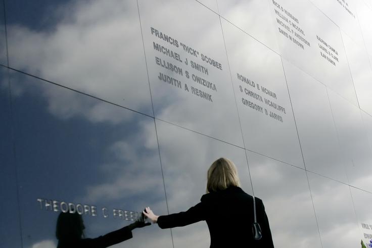 Spominska plošča z imeni sedmih astronavtov, ki so umrli v nesreči plovila Challenger. Postavljena je v centru za obiskovalce blizu izstrelitvene ploščadi v Cape Canaveralu na Floridi. | Foto: Reuters