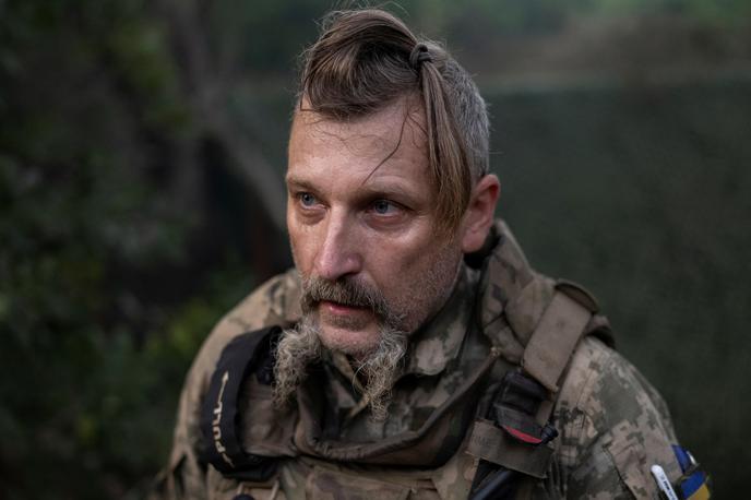 Ukrajinski vojak | Ruska vojska stalno napada ukrajinske položaje in želi navkljub velikim žrtvam zasesti čim več ukrajinskega ozemlja. Položaj ukrajinskih branilcev je tako nenehno težak. Na fotografiji: ukrajinski vojak, s pričesko in brki v slogu ukrajinskih kozakov, na bojnem položaju v bližini Kostjantinivke. | Foto Reuters