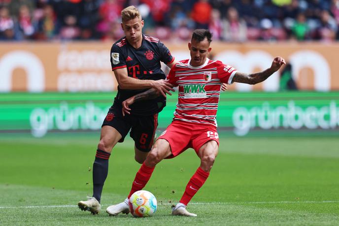 bundesliga Bayern München Augsburg | Po treh remijih je Bayern zdaj še izgubil. Z 1:0 je bil boljši Augsburg. | Foto Reuters