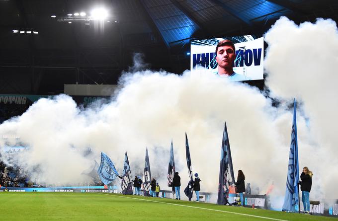 Uzbek Abdukodir Khusanov je konec prejšnjega tedna proti Chelseaju (3:1) debitiral v dresu Cityja. Privoščil si je hudo napako, po kateri so Londončani povedli že v 3. minuti, trener Guardiola pa je pojasnil, da čaka mladega branilca še veliko učenja. Nenazadnje se mora naučiti še angleškega jezika. | Foto: Reuters