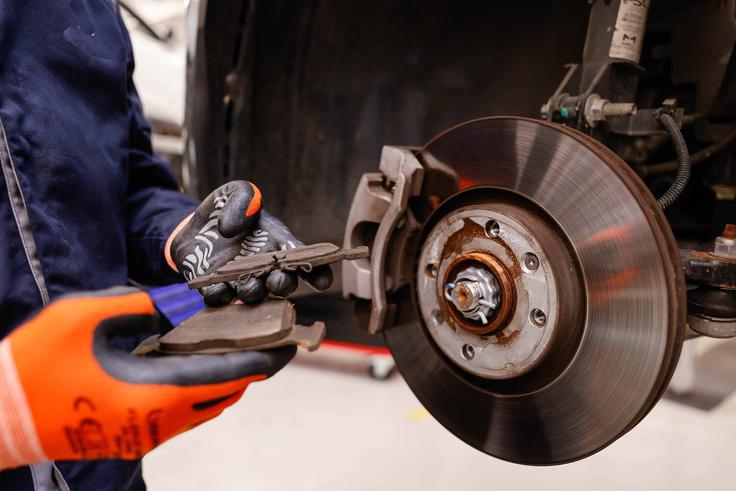 Glavni kazalnik obrabe zavornih ploščic je debelina obloge, a so na to v glavnem pozorni serviserji. Ti preverijo tudi morebitne poškodbe na ploščicah in stanje zavorne tekočine. | Foto: P Automobil Import d.o.o.