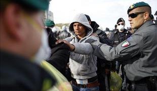 V izgredih prosilcev azila v Italiji več ranjenih