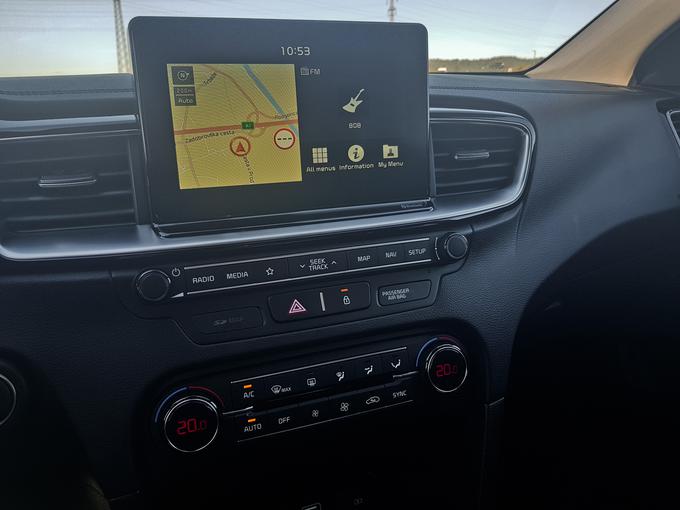 Ceed v notranjosti stavi na fizična stikala, ki jim je v pomoč sedempalčni zaslon na dotik s podporo Apple Carplay in Android Auto. | Foto: Gašper Pirman