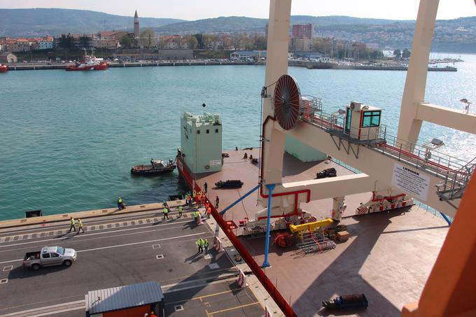 Teža novega dvigala je približno 1.200 ton, njegova nosilnost pa 71 ton.  | Foto: Luka Koper