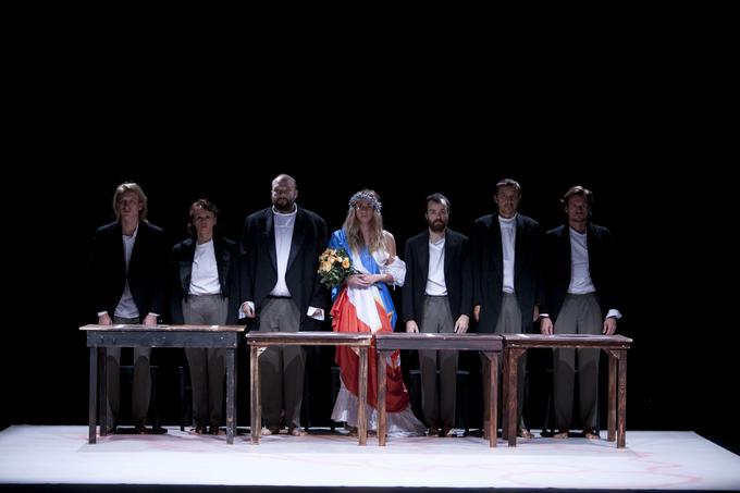 Del programa Showcase je tudi predstava Kompleks Ristić v režiji Oliverja Frljića, ki je prejela 
nagrado za najboljšo predstavo v celoti, nagrado za najboljšo režijo in nagrado Radovana Marušića za najboljšo likovno podobo predstave na festivalu bosensko-hercegovske drame Zenica 2016. | Foto: Arhiv SMG