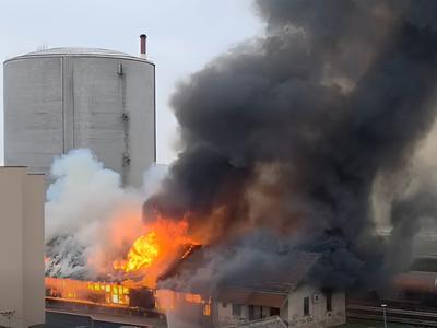 Velik požar v Osijeku. Zagorelo skladišče Hrvaških železnic. #video