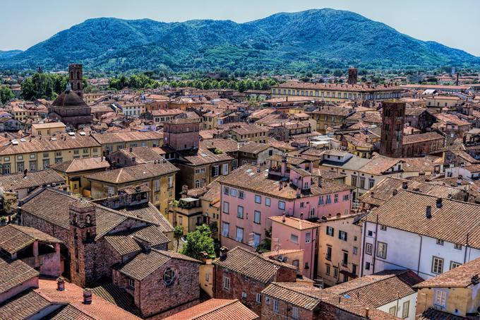 Mesto Lucca bo gostilo start druge posamične vožnje na čas, ki se bo po slabih 29 kilometrih končala v Pisi. 
 | Foto: Guliverimage