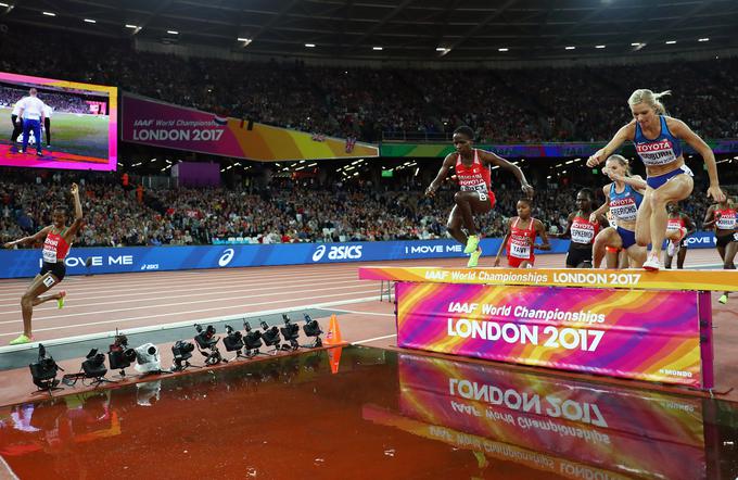 Kenijski atletinji Beatrice Chepkoech, ki je bila ena od favoritinj za zmago na letošnjem svetovnem atletskem prvenstvu, se je zgodila neverjetna napaka. V teku čez ovire na 3.000 metrov je pozabila na vodno oviro in se poslovila od vidnejšega dosežka na prvenstvu. | Foto: Getty Images