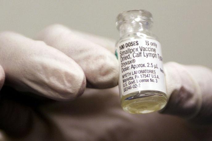 črne koze cepivo | Črne koze od leta 1977 veljajo za izkoreninjeno oziroma iztrebljeno bolezen. Pred tem so veljale za eno od najbolj smrtonosnih bolezni, saj je bila ponekod smrtnost tudi več kot 30-odstotna. Na fotografiji je sodobno cepivo proti črnim kozam. | Foto Reuters