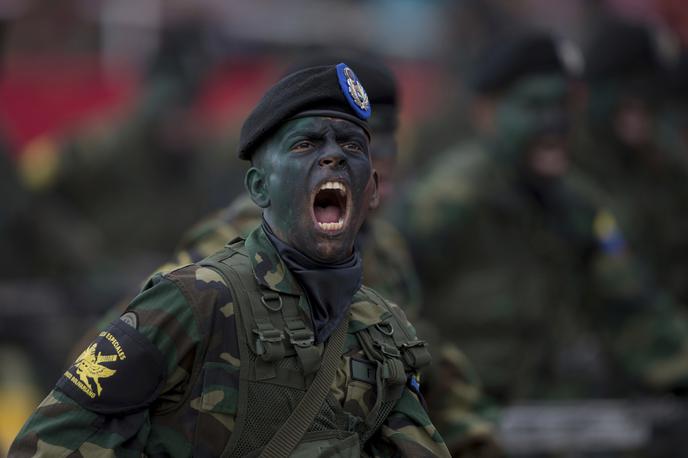 Venezuelski vojak | Skuša Donald Trump s podreditvijo Venezuele utrditi ameriški vpliv v vsej Latinski Ameriki? In kaj bo to pomenilo za Evropo? Na fotografiji: venezuelski vojak. | Foto Guliverimage