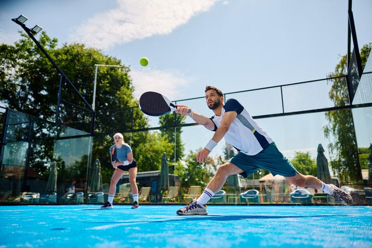 Padel je trenutno eden izmed najhitreje rastočih športov, ki zahtevajo več igralcev. | Foto: Shutterstock