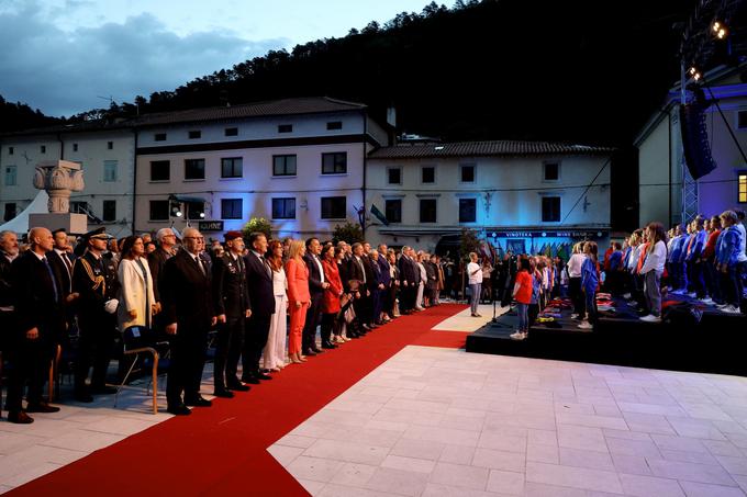 Slovesnost ob dnevu vrnitve Primorske k matični domovini z nagovorom predsednika vlade Roberta Goloba je potekala na glavnem trgu v Vipavi. | Foto: Daniel Novakovič/STA