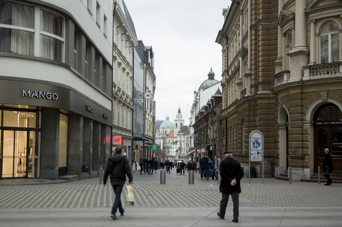 Čopova ulica, nekoč drugače poimenovana in locirana v ljubljanskem predmestju, je imela tudi v preteklosti predvsem komercialen in prehoden značaj. Trgovskega je do konca  zakoličila zasteklitev nekdaj odprtega arkadnega hodnika pri hotelu Slon, ki je pred dvema letoma na tem mestu zožila javni mestni prostor, nekdanja kavarna in delikatesa na vogalu hiše pa sta se  umaknili prodajalni oblačil. | Foto: Ana Kovač