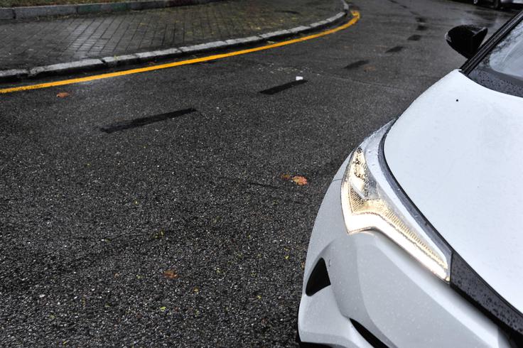C-HR z veseljem vzame zavoj in se v njem počuti dobro – verjetno zato, ker je Toyota njegovo podvozje podvrgla obsežnim testiranjem na Nürburgringu, najbrž najzahtevnejšem dirkaško-asfaltnemu pasu. | Foto: Ciril Komotar