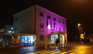 Zakaj so stavbe po Sloveniji danes obarvane vijoličasto? #video