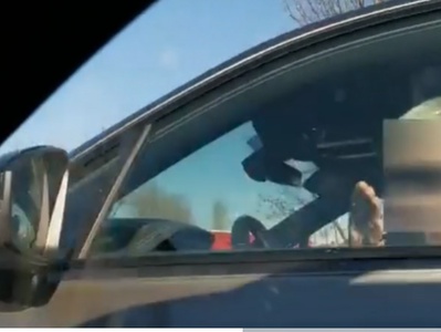 Primitivno obnašanje voznika: Jezil se je na tiste, ki so ustvarili reševalni pas #video