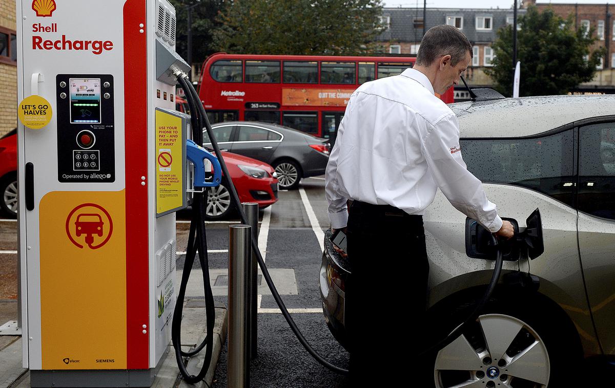električna polnilnica Velika Britanija | Spremenjenim trendom v avtomobilski industriji so se prilagodili tudi lastniki klasičnih bencinskih servisov. | Foto Reuters