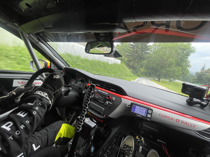 Kljub električnemu pogonu nudi taka corsa veliko adrenalina, zahteva pa nekoliko specifičen način vožnje. | Foto: Gregor Pavšič