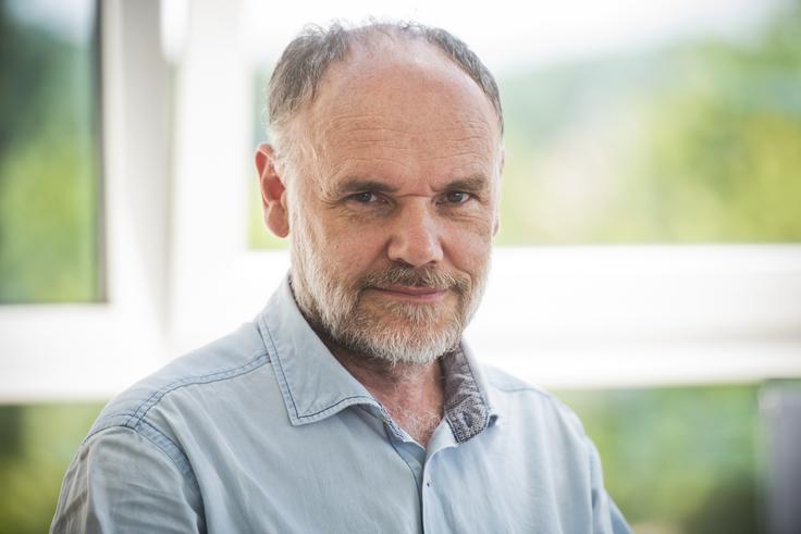 Roman Jerala: Tragični dogodki, kot je nedavna smrt dvajsetletnice, vsaj začasno zaustavijo napredek pri cepljenju proti bolezni covid-19. Zelo verjetno bo tako tudi zdaj.  | Foto: STA ,