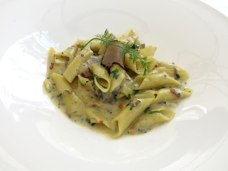 Fuži s tartufi in panceto (ter preveč parmezana) | Foto: Miha First
