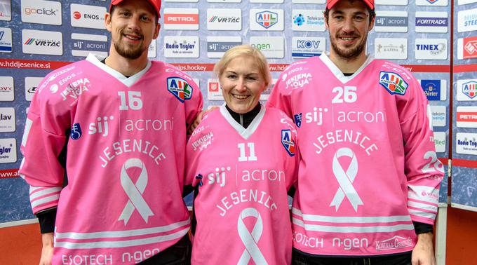 Jeseniški hokejisti, ki oktobra na domačih tekmah nastopajo v unikatnih rožnatih dresih, so Petro izbrali za ambasadorko rožnatega oktobra. | Foto: HDD Sij Acroni Jesenice