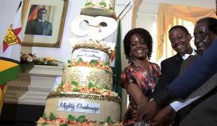 Državljani stradajo, predsednik slavil z 92-kilogramsko torto