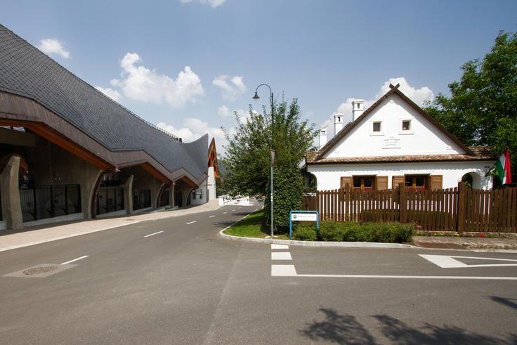 V času Orbanove vladavine se je zelo razvila tudi vas Felcsut, od koder je doma Orban. V kraju je med drugim zrasel stadion, ki ima več sedežev, kot je prebivalcev vasi oziroma kraja – teh je nekaj več kot tisoč. Na splošno je za Orbanovo vladavino značilno, da ima Fidesz zelo veliko podporo na podeželju. | Foto: Guliverimage