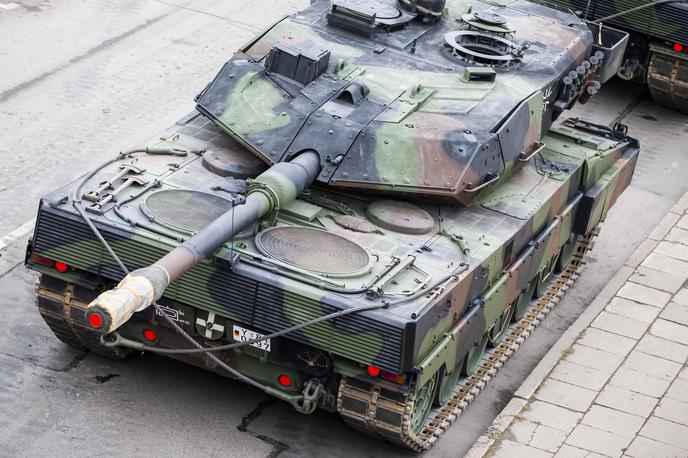 Leopard 2A6 | Nemški tank leopard 2A6 velja za zelo kakovosten tank. Bodo lahko Rusi s preučevanjem zajetega tanka prenesli nemško tehnologijo v svoje tanke in obenem našli šibke točke leoparda, da se bodo lažje branili pred njim? Na fotografiji iz leta 2018 vidimo tank leopard 2A6. | Foto Guliverimage