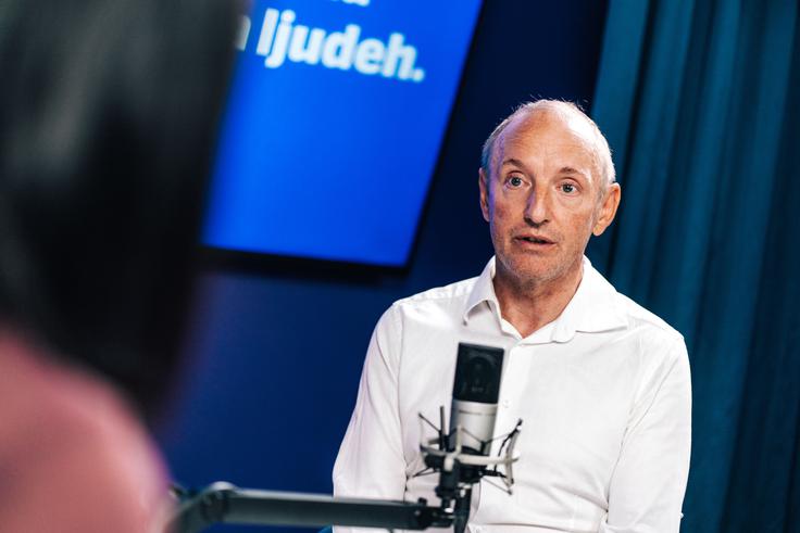Toda dolgoročno ni varen nihče, Godnov komentira: "Tudi moja služba bo med prvimi na udaru. Učitelji ne bodo več podajalci znanja, temveč usmerjevalci in motivatorji. Vse ostalo bo naredil AI."  | Foto: Jan Lukanović