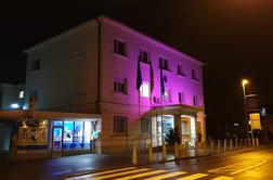 Zakaj so stavbe po Sloveniji danes obarvane vijoličasto? #video