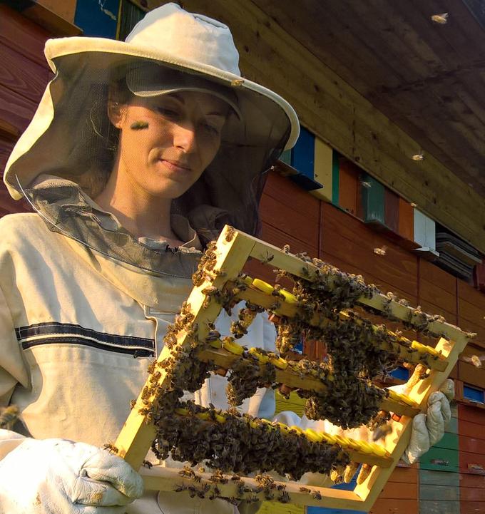 Nika pri svojem najljubšem opravilu: delu s čebelami.  | Foto: osebni arhiv/Lana Kokl