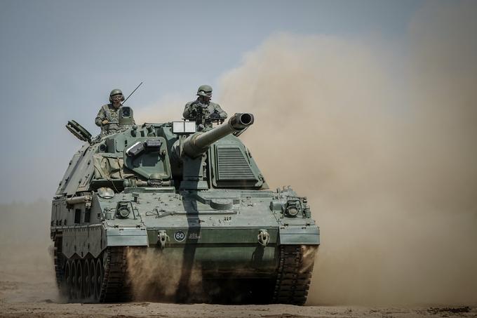 Panzerhaubitze 2000 ali samo PzH 2000 je nemška samohodna havbica, ki sta jo razvili podjetji Rheinmetall in Krauss-Maffei Wegmann (KMW). | Foto: Guliverimage